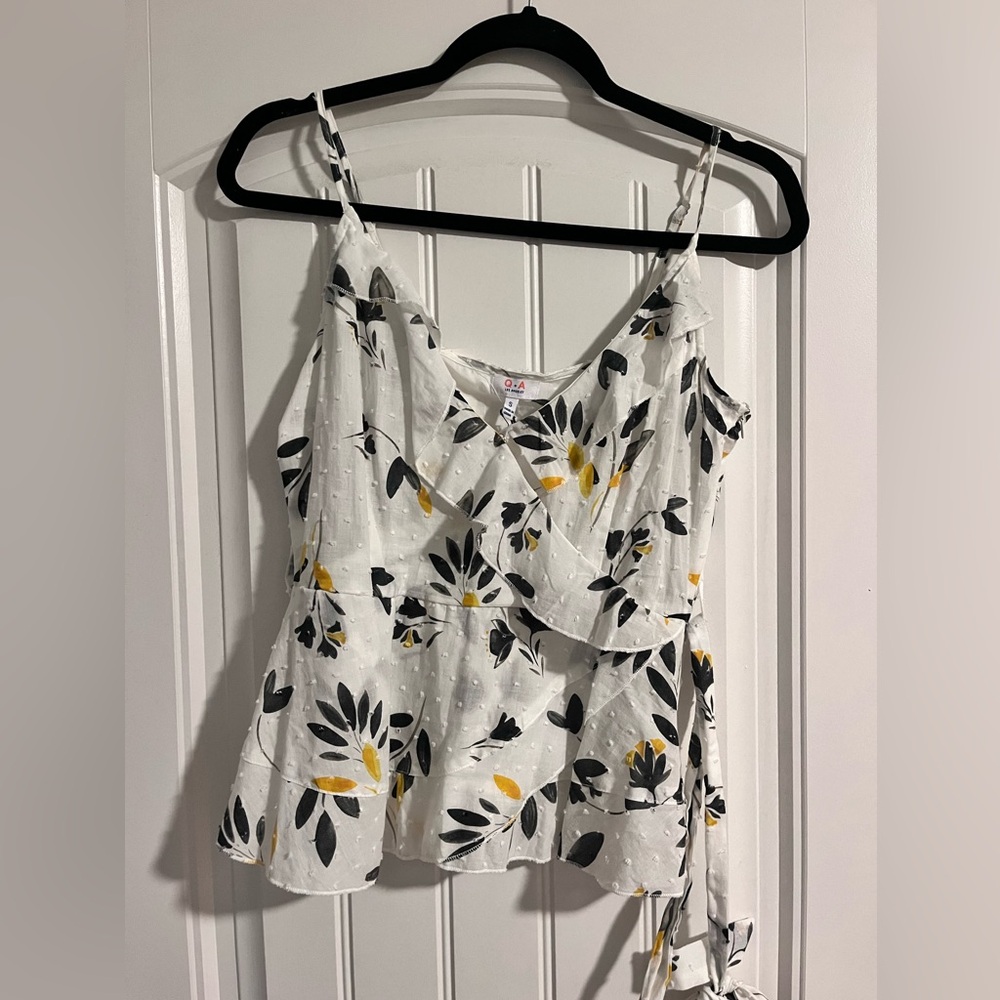 Q+A Los Angeles NWT Cute V Neck Tank Top
